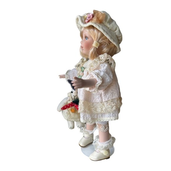 Vintage Porcelain Little Girl‎ Doll Holding a Rabbit - Stand Included - Picture 5 of 10